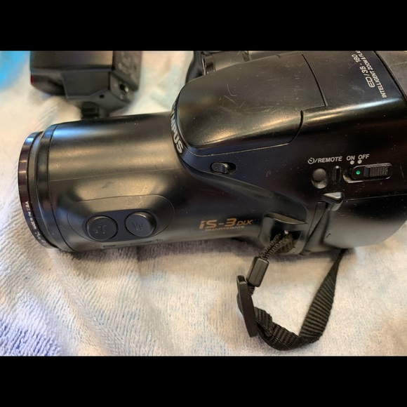 Olympus 35MM Camera IS 3DLX - Picture 3 of 5